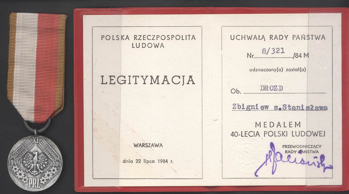 Zdjęcie medalu i medalu.