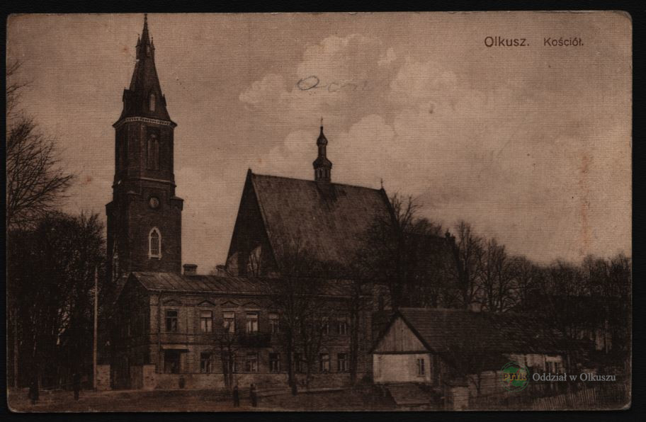 Stara fotografia kościoła z wieżą.