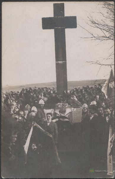 Stare zdjęcie przedstawiające tłum zgromadzony wokół krzyża.