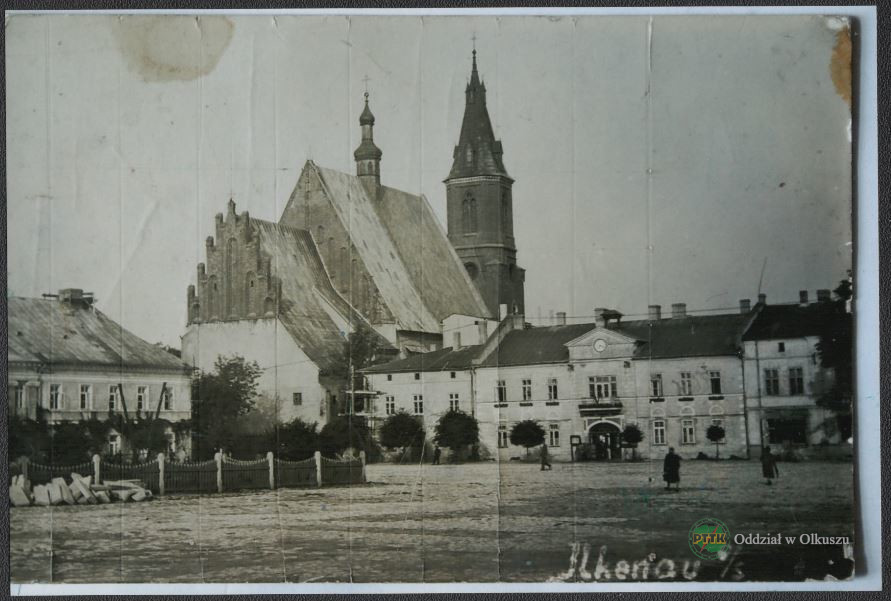 Stara fotografia kościoła z wieżą.