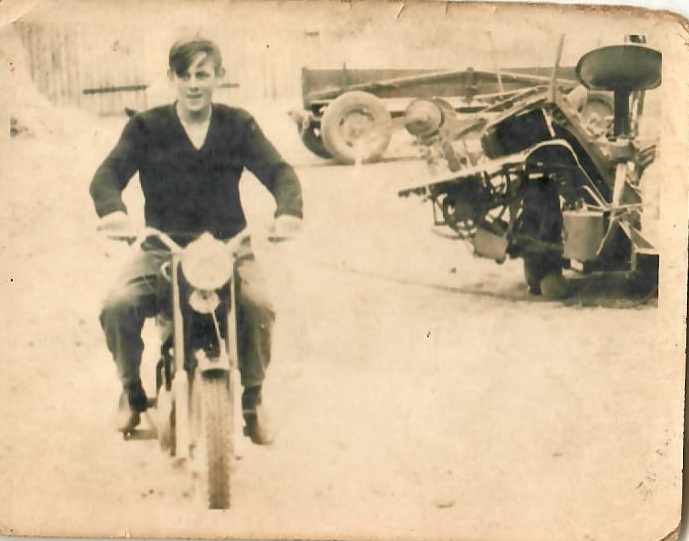 Mężczyzna na motocyklu.