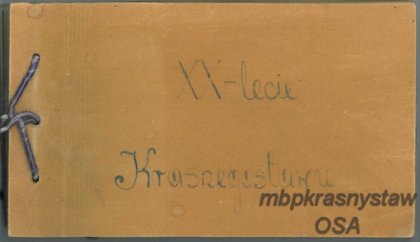 Brązowa księga z odręczną notatką.