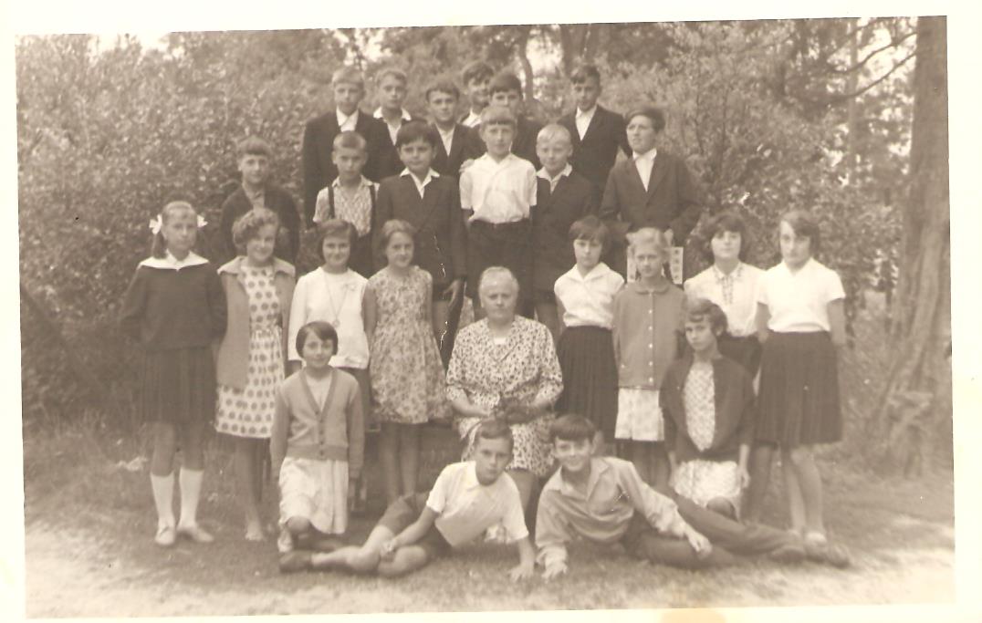 Stare zdjęcie przedstawiające grupę dzieci pozujących do zdjęcia.