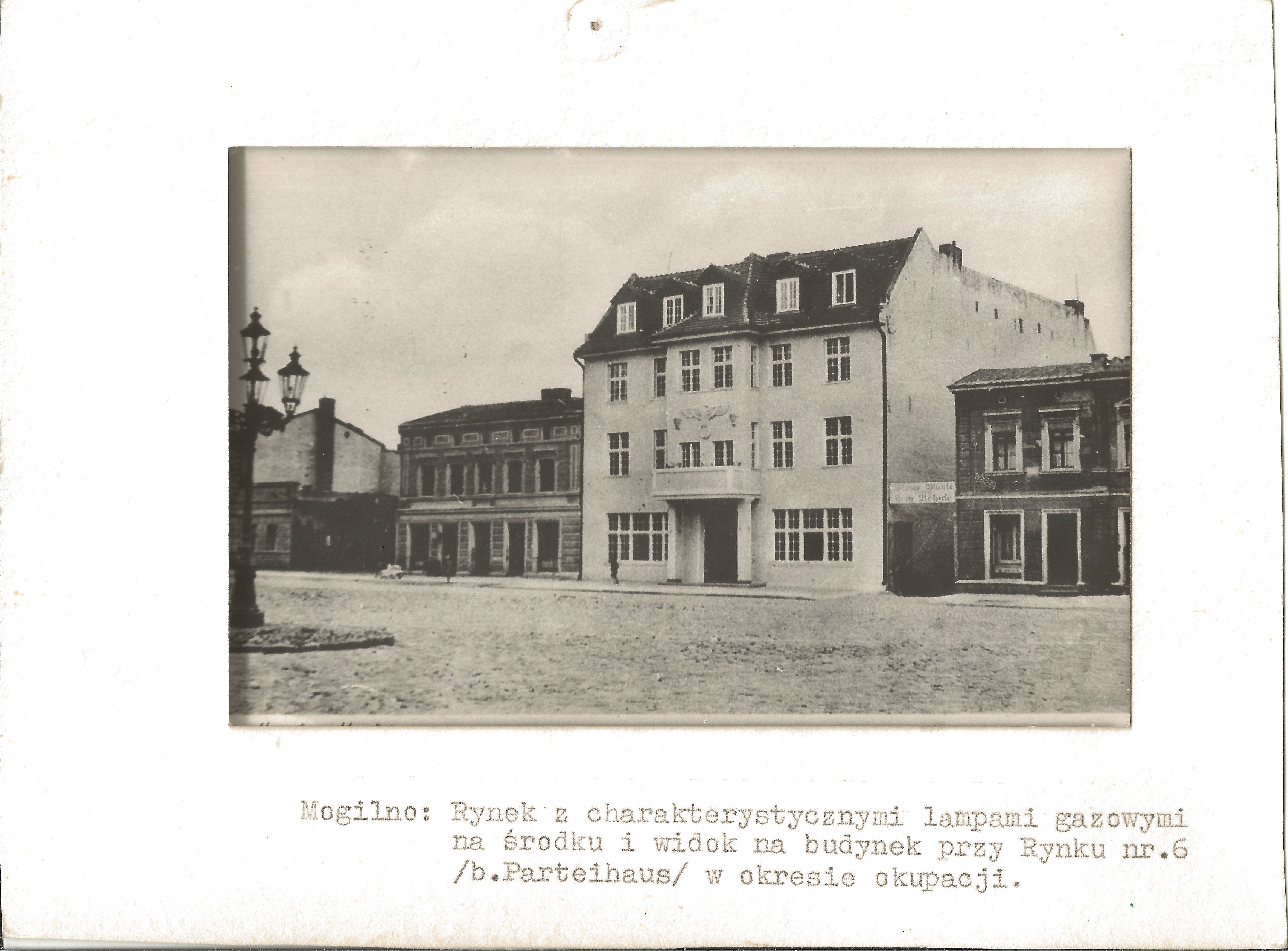 Czarno-białe zdjęcie budynku.