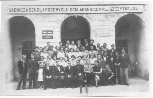 Grupowe zdjęcie osób przed budynkiem „Sadnicza Szkoła Przemysłu Szklarskiego” w Szcztynie.