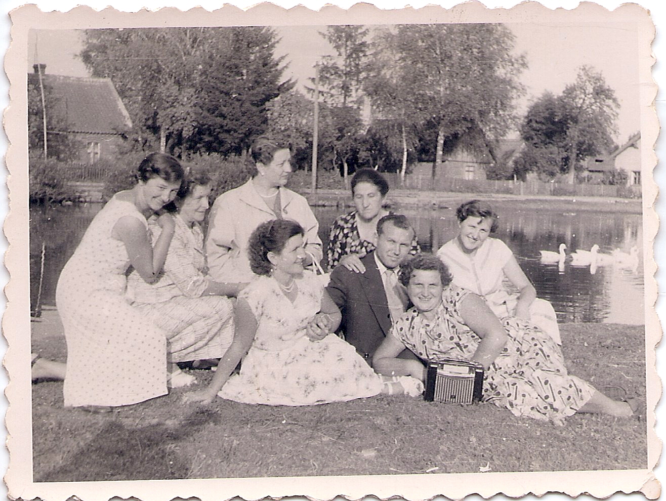 Grupa osób pozujących do zdjęcia.