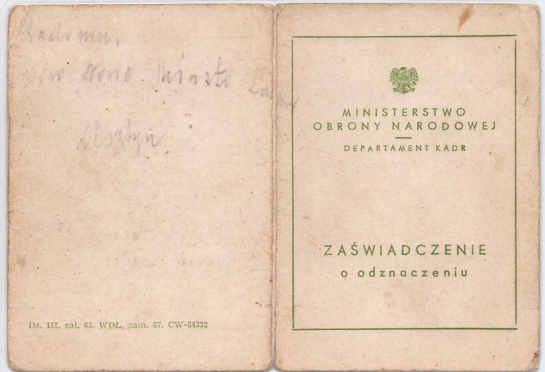 Zielono-biała kartka ze znaczkiem.