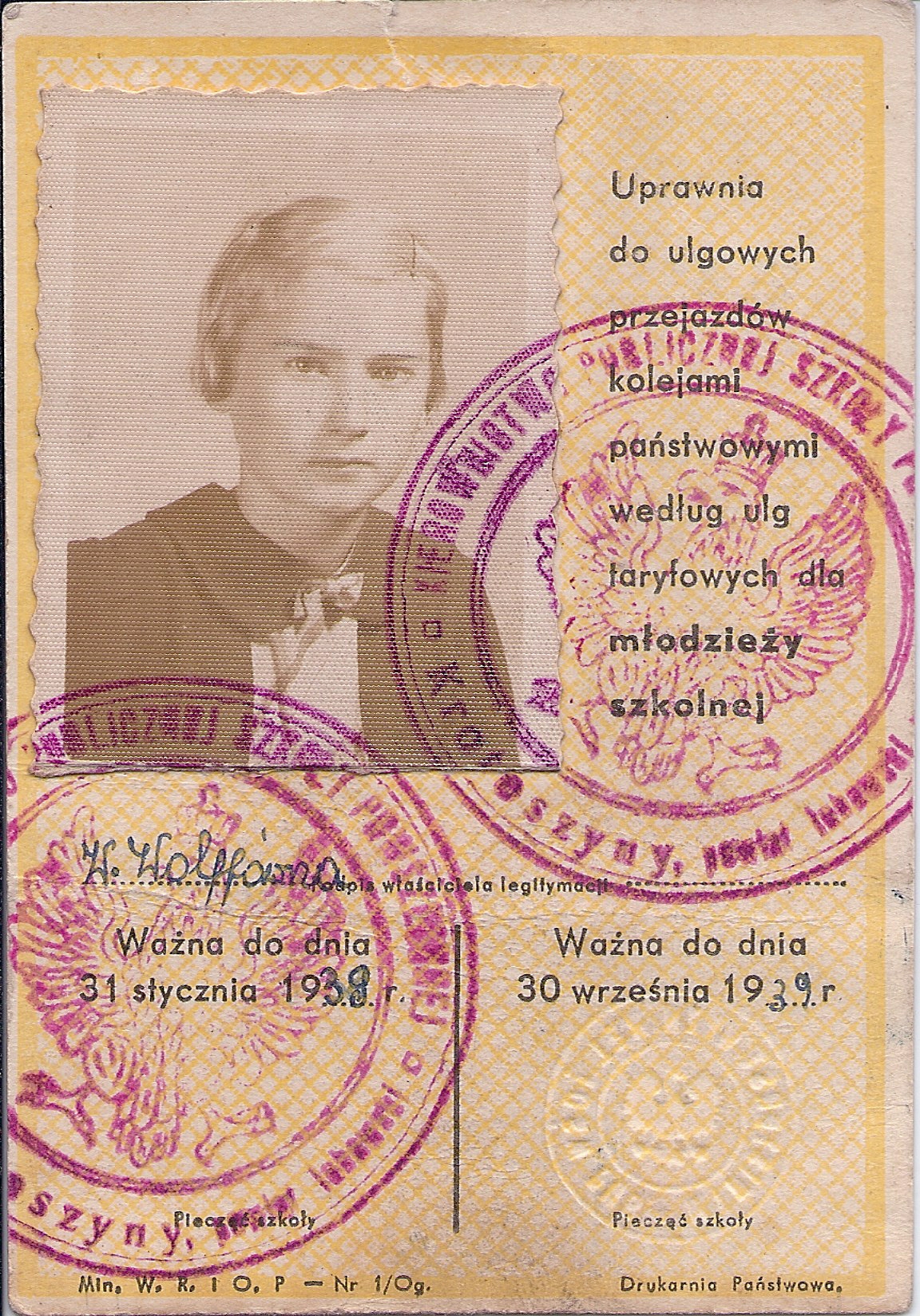 Zdjęcie kobiety ze znaczkiem.