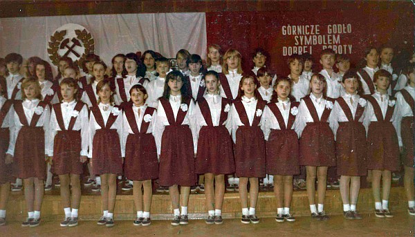 Grupa dziewcząt pozujących do zdjęcia.
