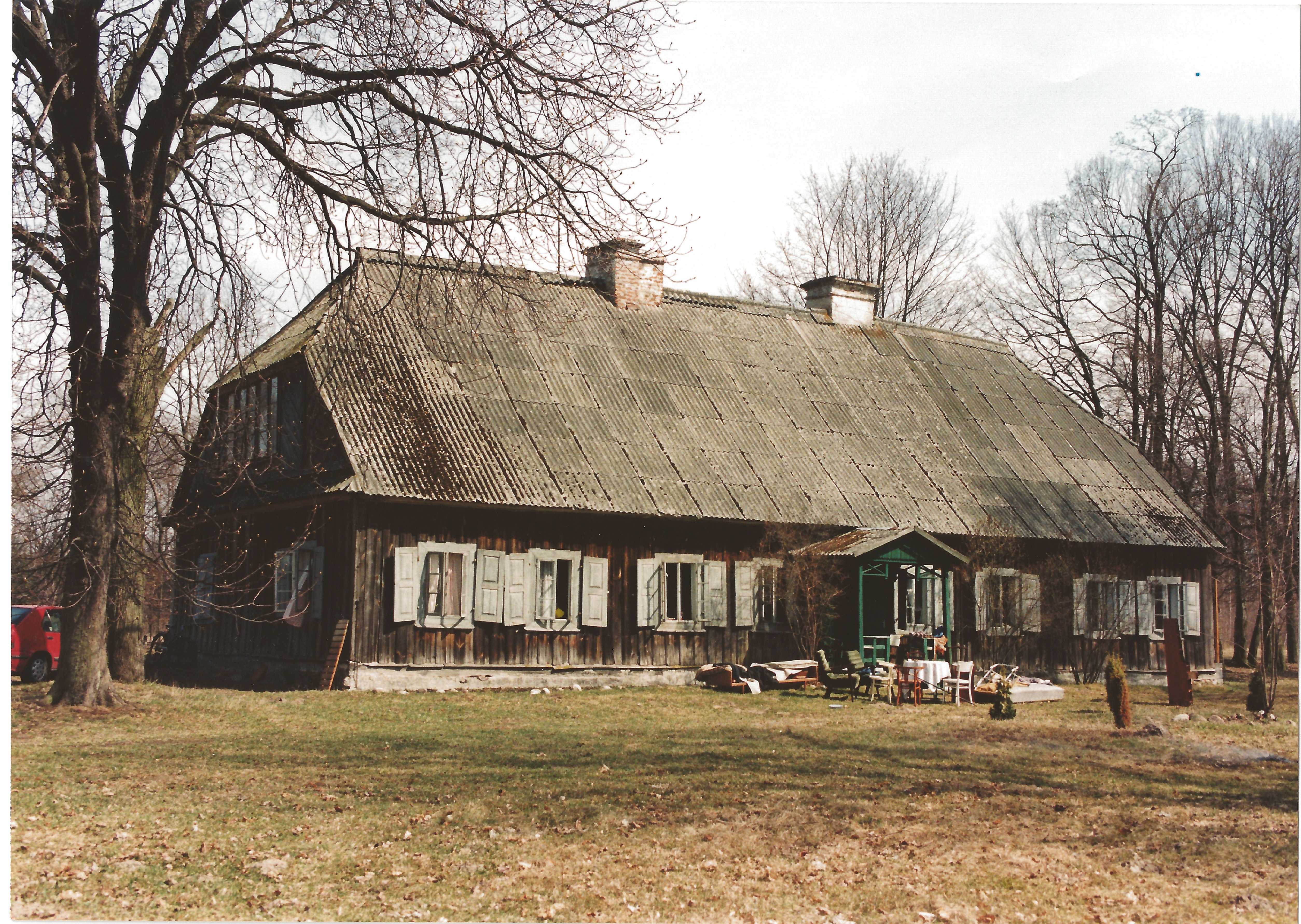 Dom pokryty strzechą.