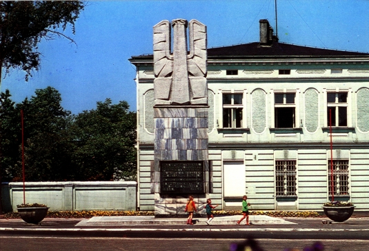 Pomnik żołnierza przed budynkiem.