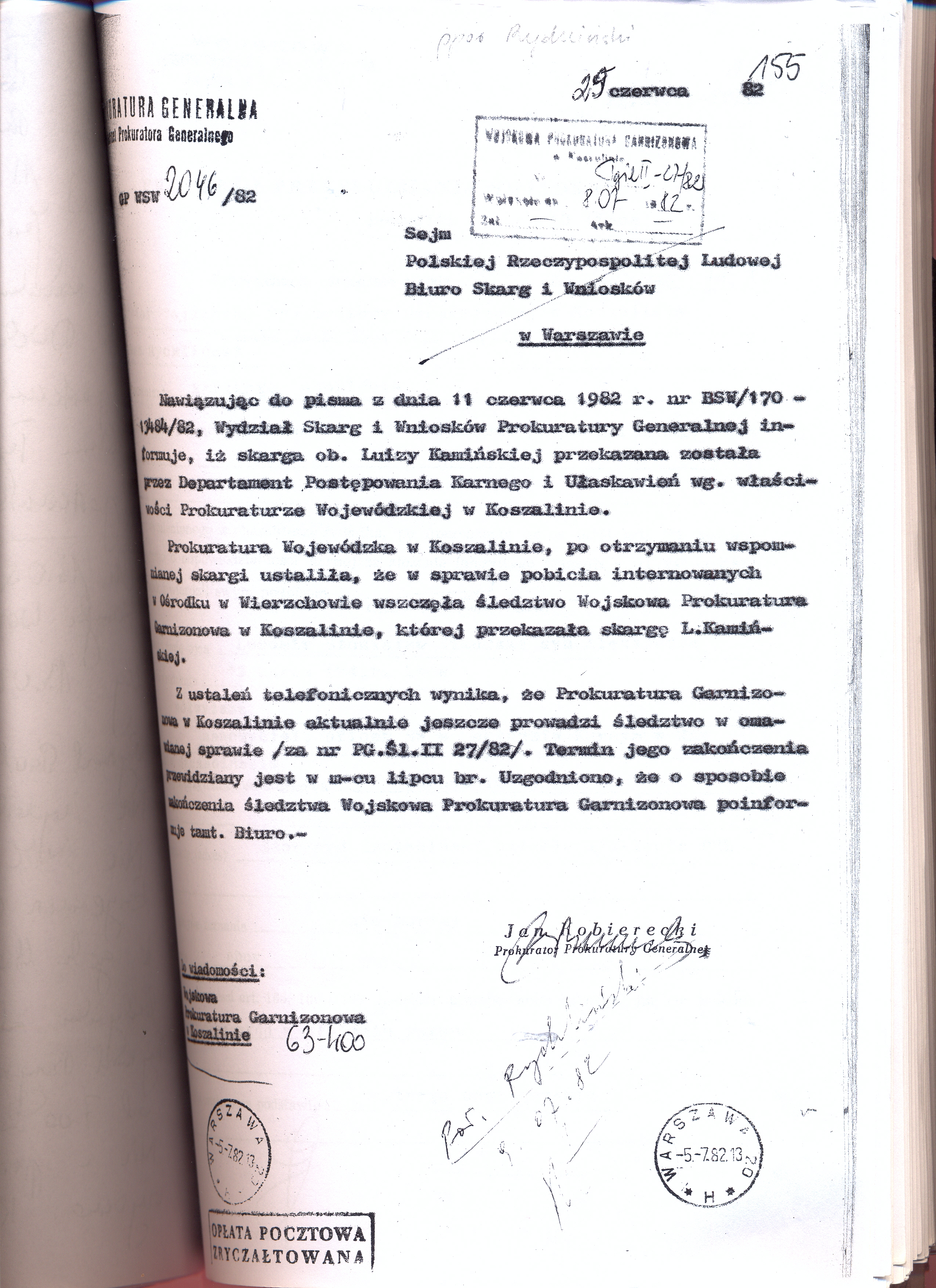 Otwarta księga z napisami na niej.