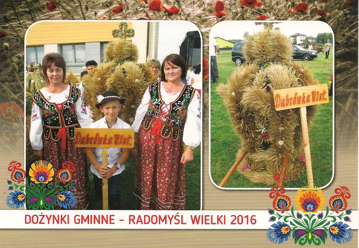 Trzy osoby w tradycyjnych strojach trzymają napis „Dożynki Wieś” obok zdobionego snopka pszenicy. Tekst: „Dożynki Gminne – Radomyśl Wielki 2016” poniżej.