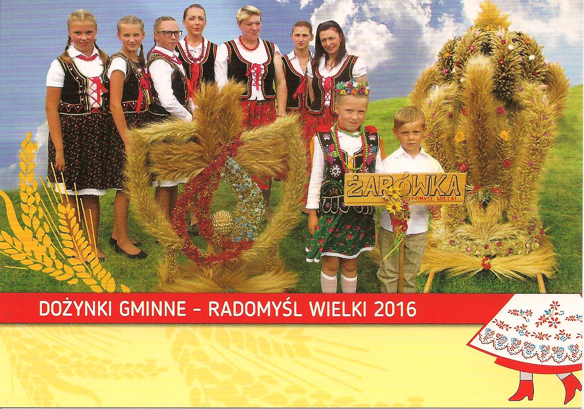 Grupa osób pozuje do zdjęcia.