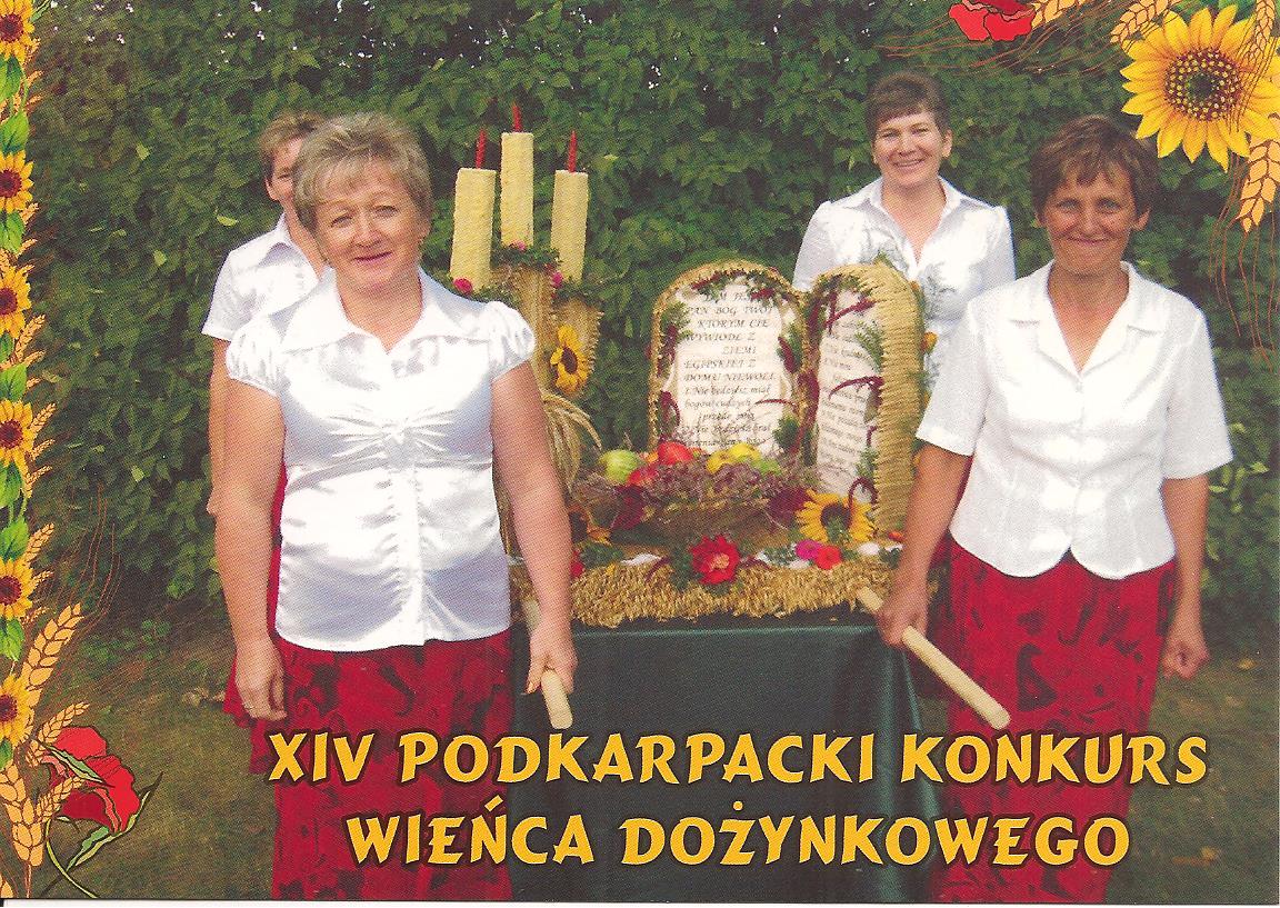 Grupa kobiet pozujących do zdjęcia.