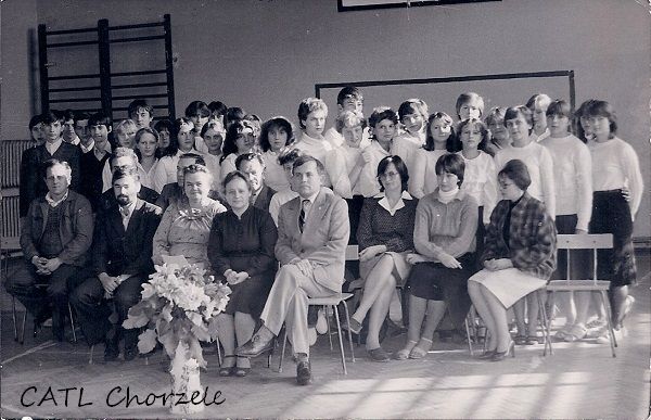 Grupa osób pozujących do zdjęcia.
