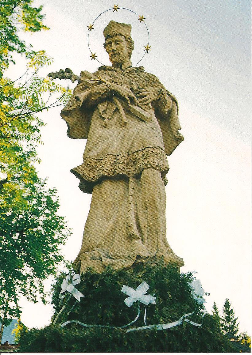 Posąg św. Michała na szczycie drzewa.