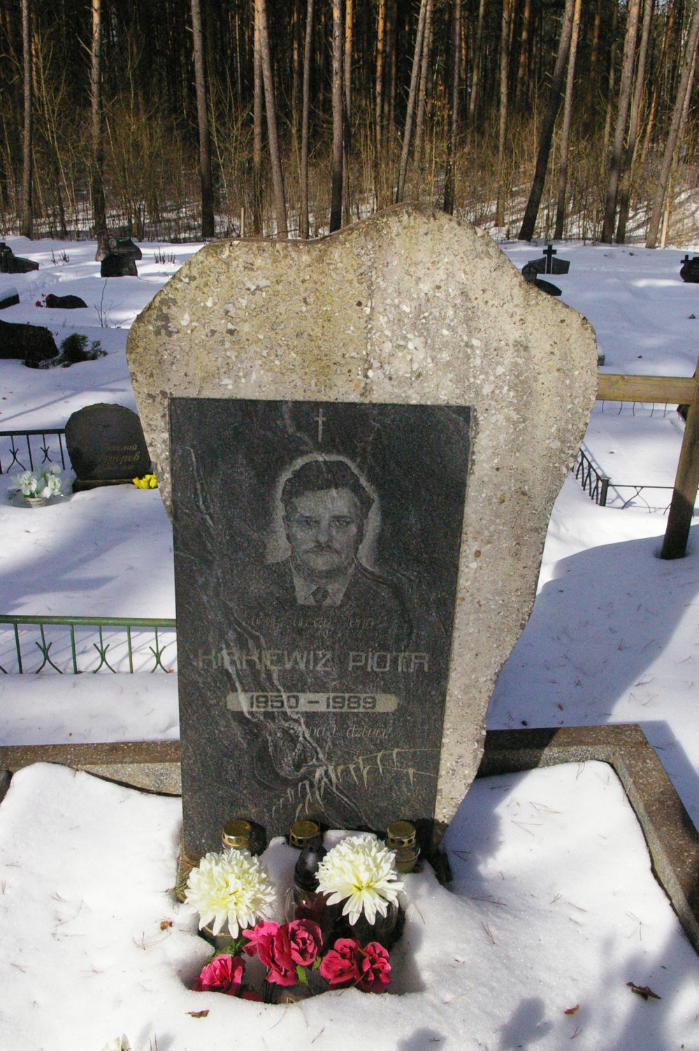 Nagrobek z wizerunkiem mężczyzny na śniegu.