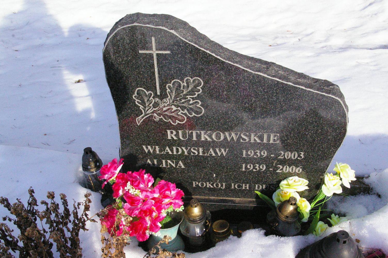 Nagrobek z kwiatami.