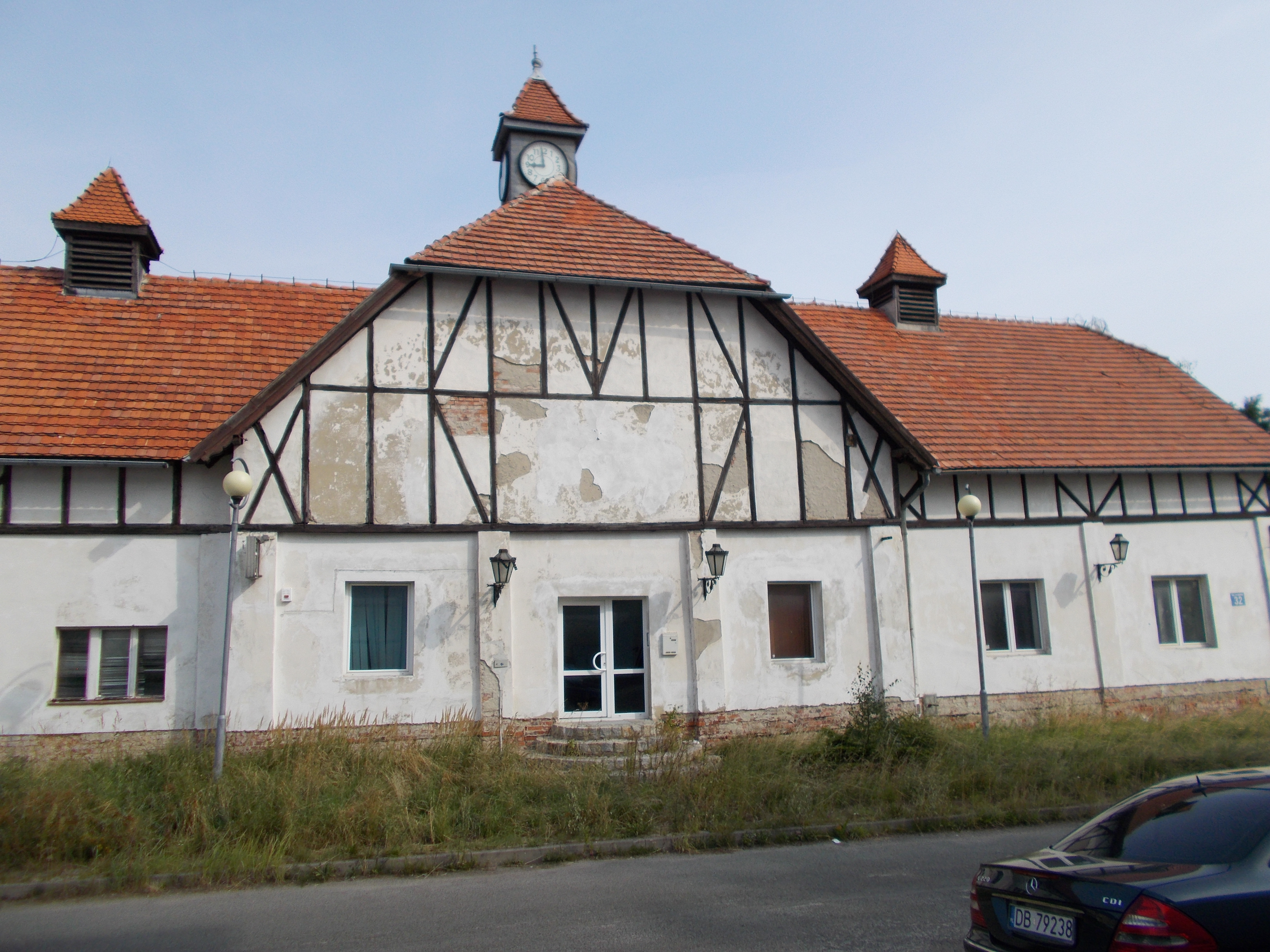 Budynek z zegarem.