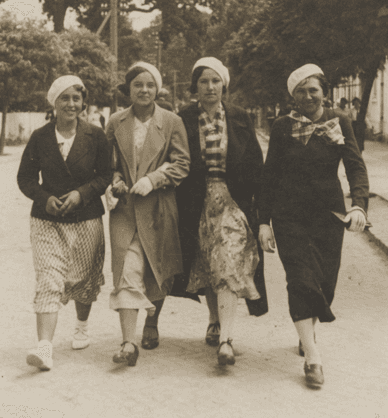 Cztery kobiety energicznie idą ramię w ramię. Link do podstrony archiwum Biblioteki w Hrubieszowie