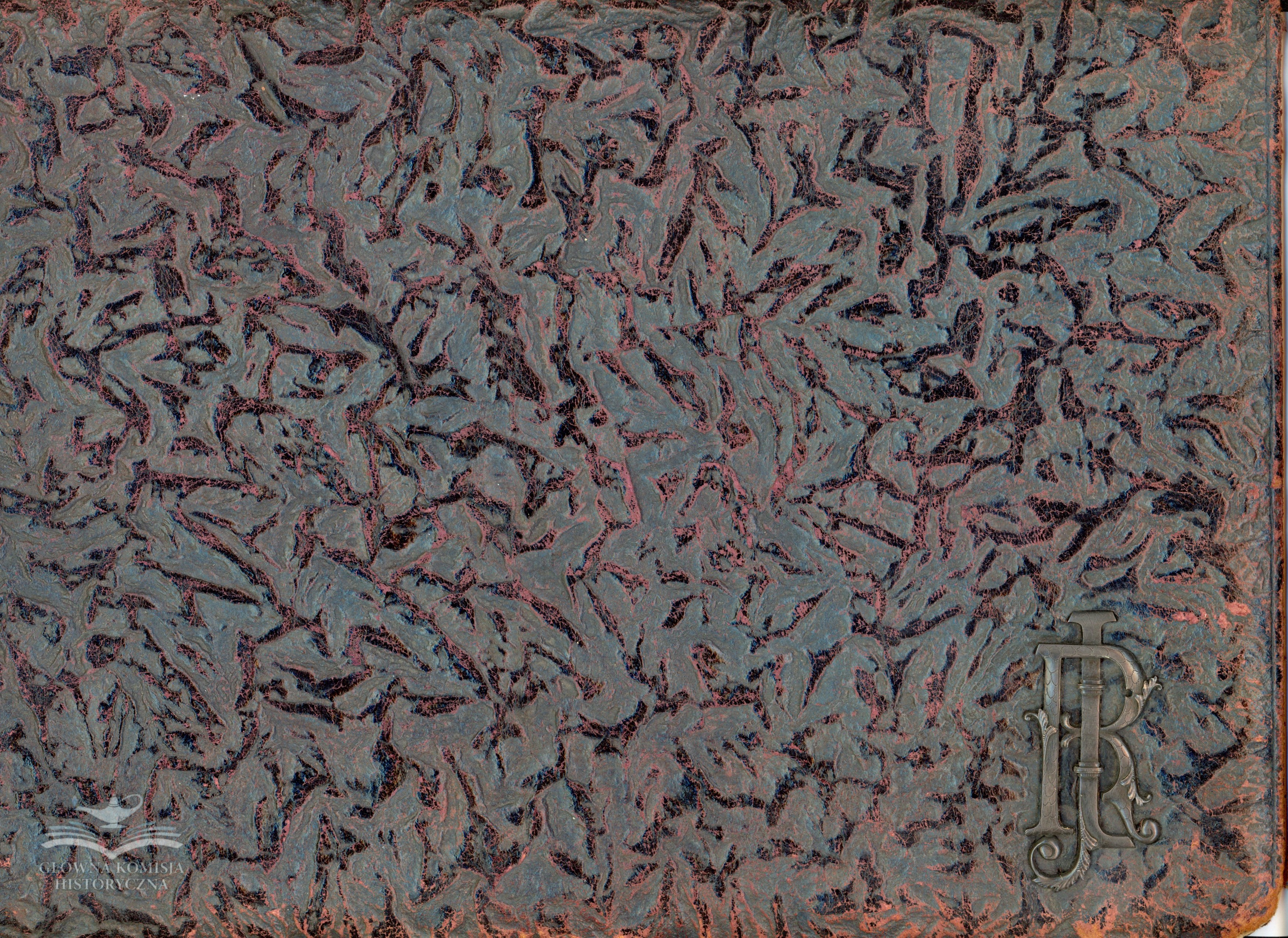 Teksturowany abstrakcyjny wzór z wirującymi ciemnymi kształtami na stonowanym niebieskim tle, z inicjałami "TR" w prawym dolnym rogu.